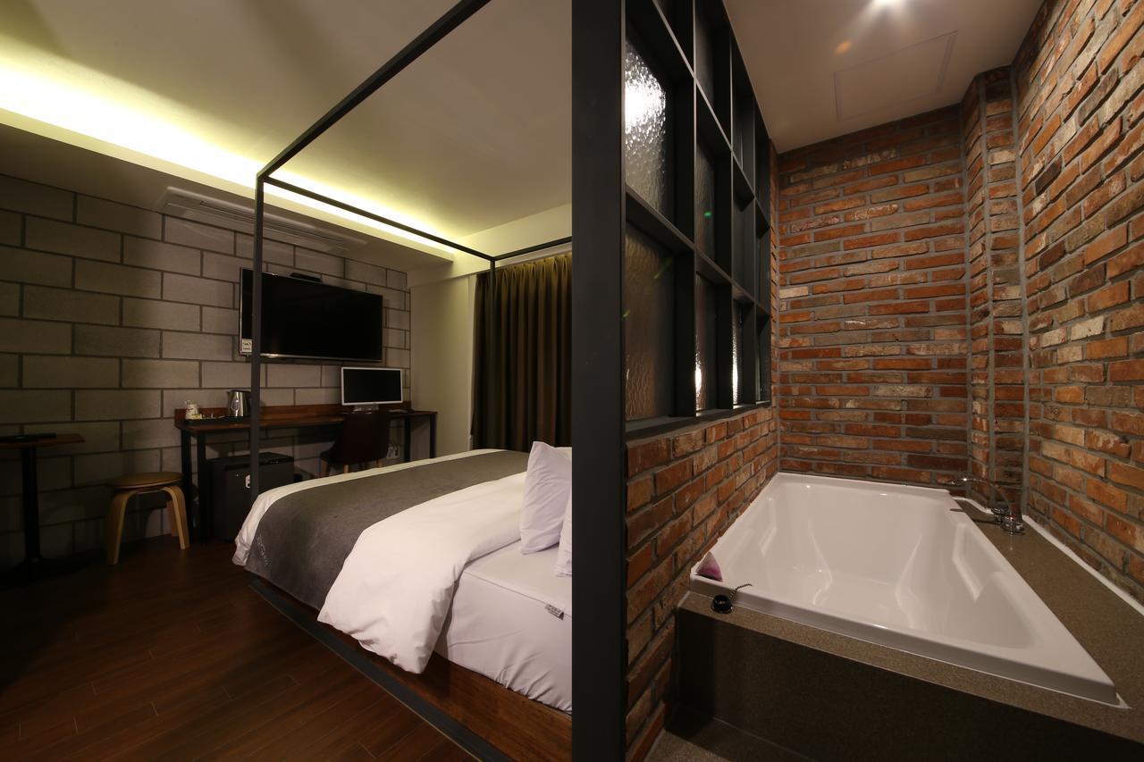 Hotel Chicago Changwon Eksteriør billede